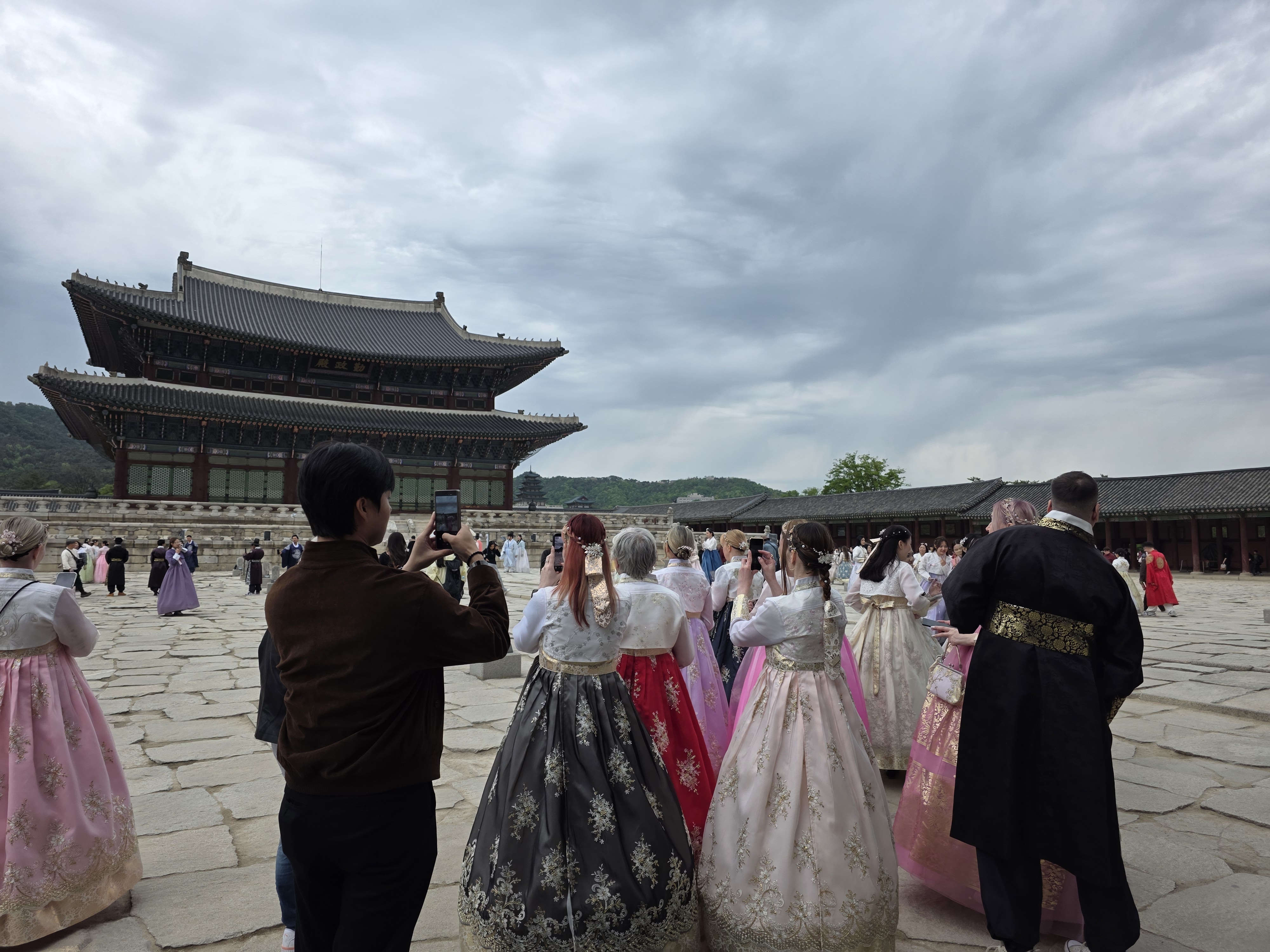 Young Guides Who Understand Korean Trends